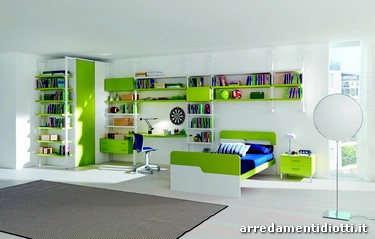 In questa cameretta per ragazzi l'occhio cade subito sulla grande libreria con montanti in alluminio...tanto bella che il letto, l'armadio e la scrivania diventano quasi degli 'accessori'.